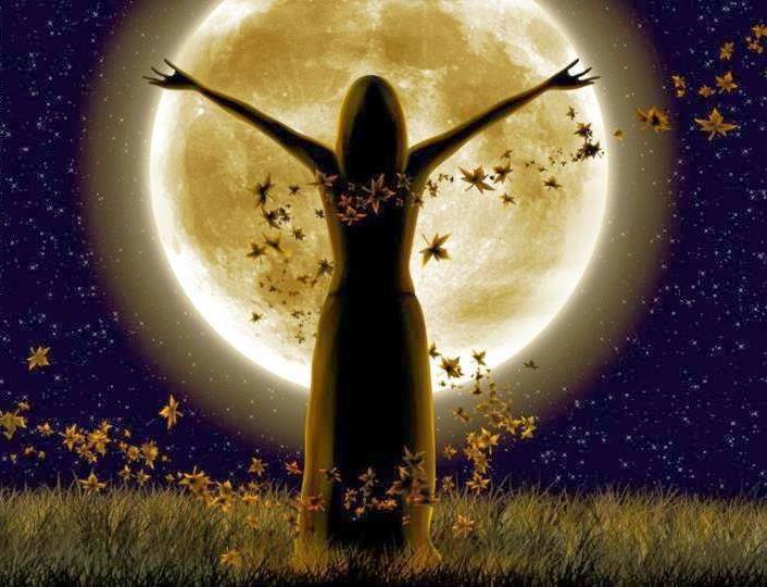 luna-llena-mujer-con-los-brazos-abiertos