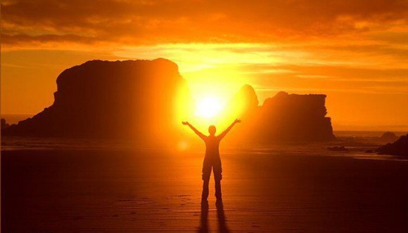 salida-del-sol-con-hombre-brazos-abiertos-580x332
