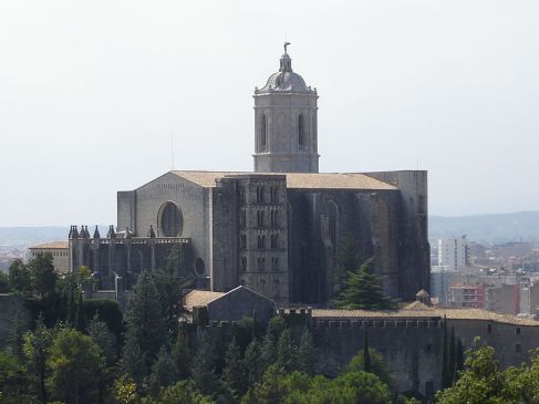 800px-Catedral_Girona_from_Montjuic